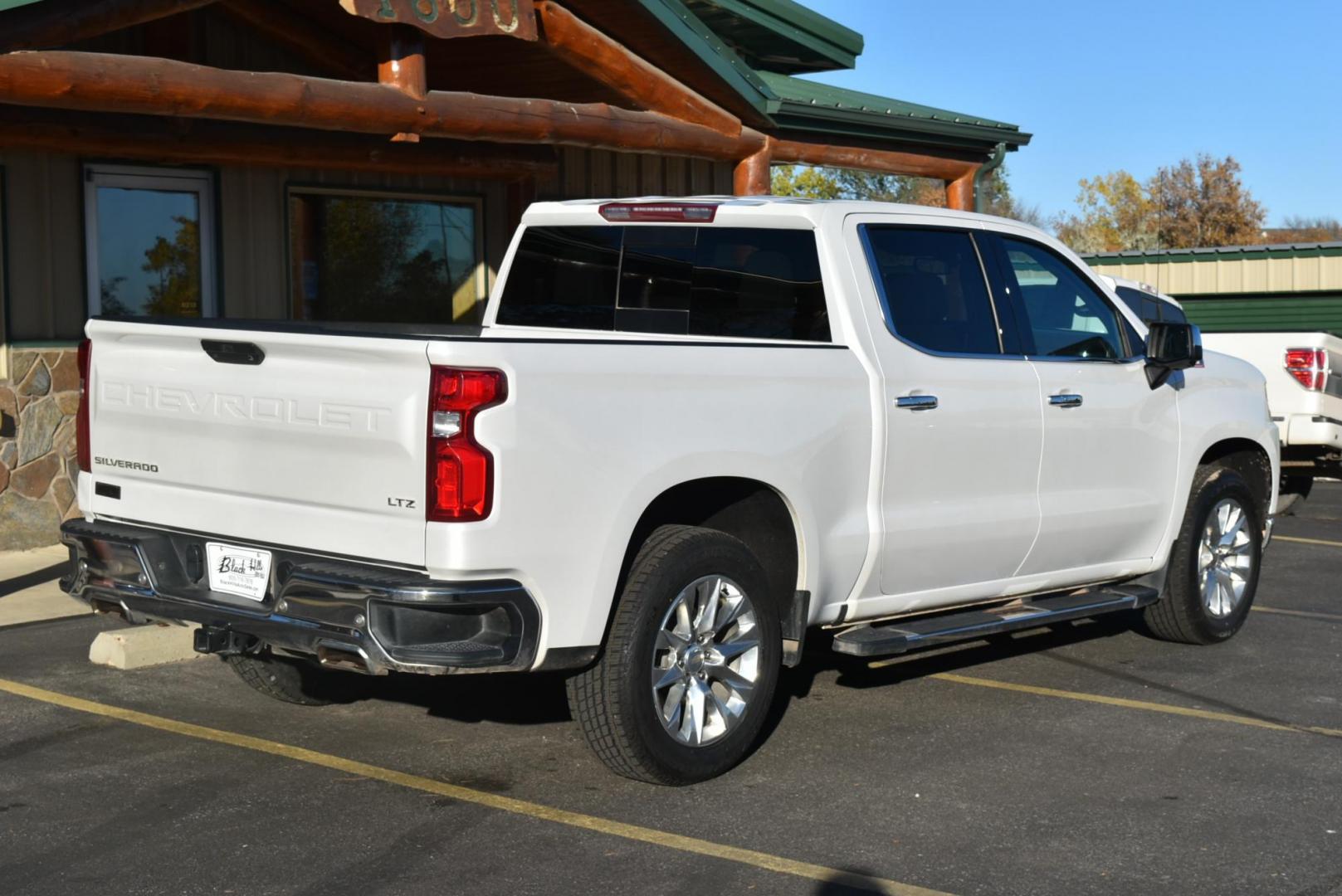 2022 White /gray Chevrolet Silverado 1500 LTZ (3GCUYGED2NG) with an 5.3L ECOTEC3 V8 engine, 10-Speed Automatic transmission, located at 1600 E Hwy 44, Rapid City, SD, 57703, (605) 716-7878, 44.070232, -103.171410 - Photo#8