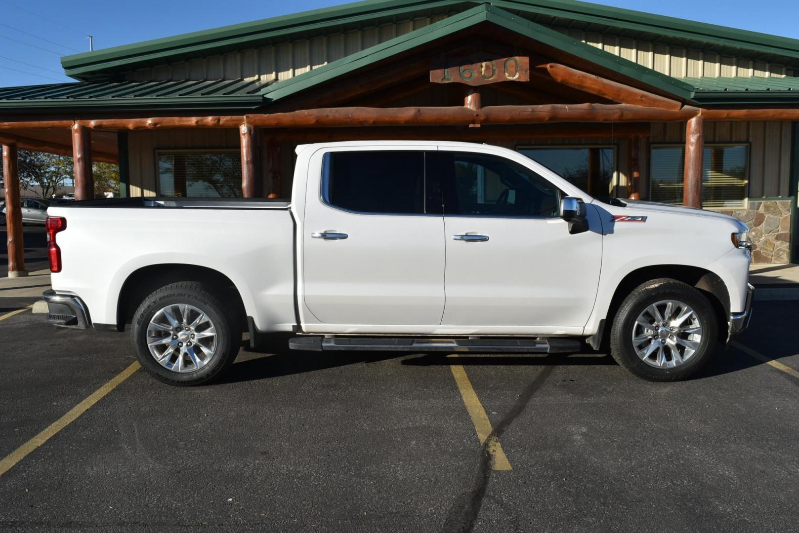 2022 White /gray Chevrolet Silverado 1500 LTZ (3GCUYGED2NG) with an 5.3L ECOTEC3 V8 engine, 10-Speed Automatic transmission, located at 1600 E Hwy 44, Rapid City, SD, 57703, (605) 716-7878, 44.070232, -103.171410 - Photo#5