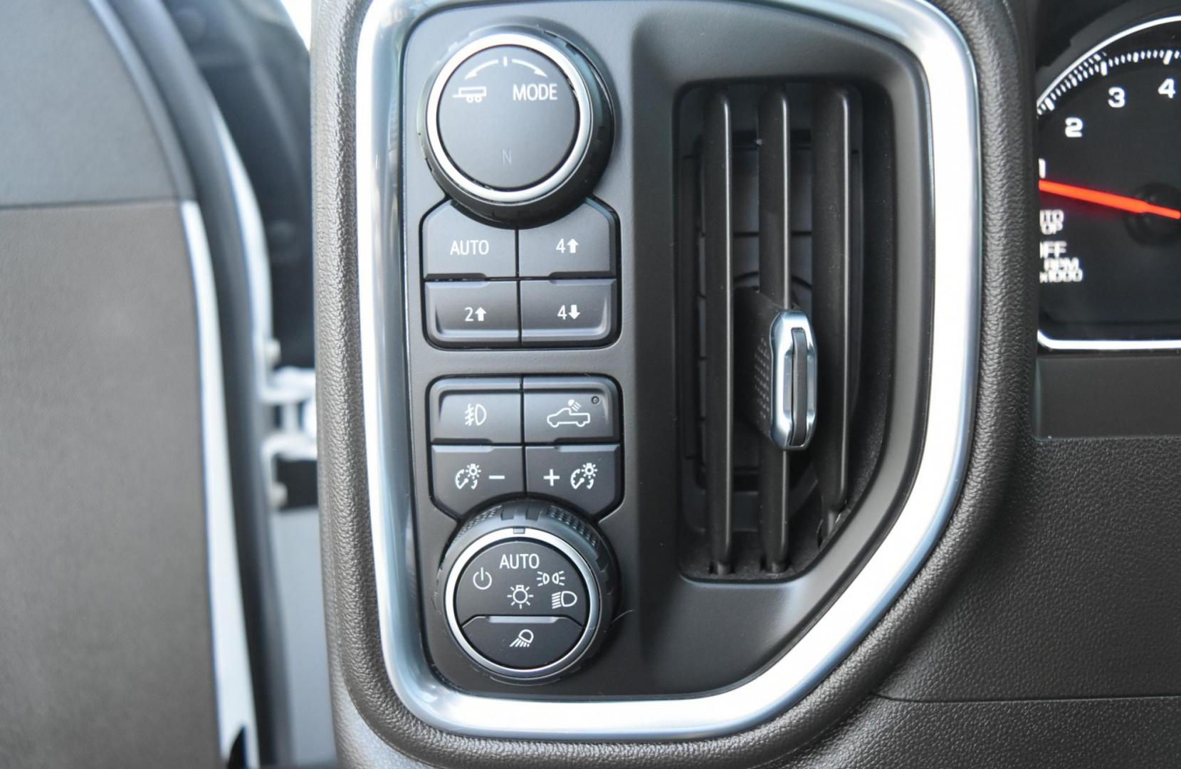 2022 White /gray Chevrolet Silverado 1500 LTZ (3GCUYGED2NG) with an 5.3L ECOTEC3 V8 engine, 10-Speed Automatic transmission, located at 1600 E Hwy 44, Rapid City, SD, 57703, (605) 716-7878, 44.070232, -103.171410 - Photo#17