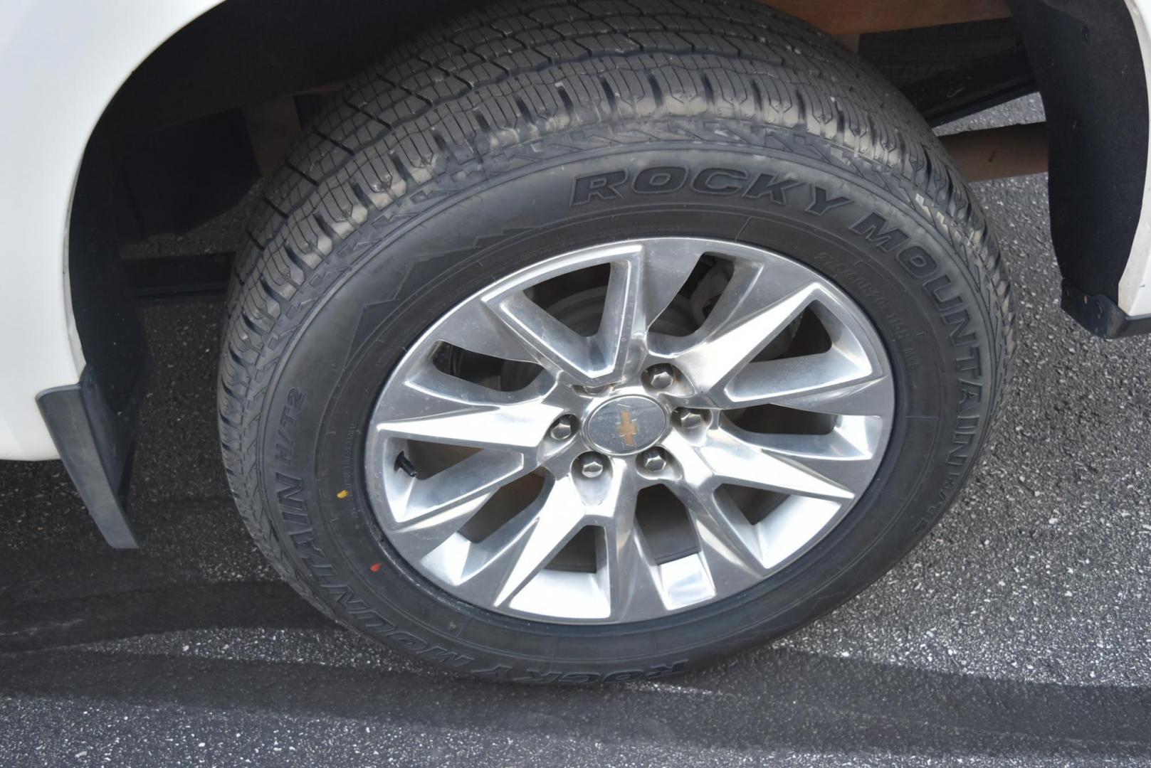 2022 White /gray Chevrolet Silverado 1500 LTZ (3GCUYGED2NG) with an 5.3L ECOTEC3 V8 engine, 10-Speed Automatic transmission, located at 1600 E Hwy 44, Rapid City, SD, 57703, (605) 716-7878, 44.070232, -103.171410 - Photo#30