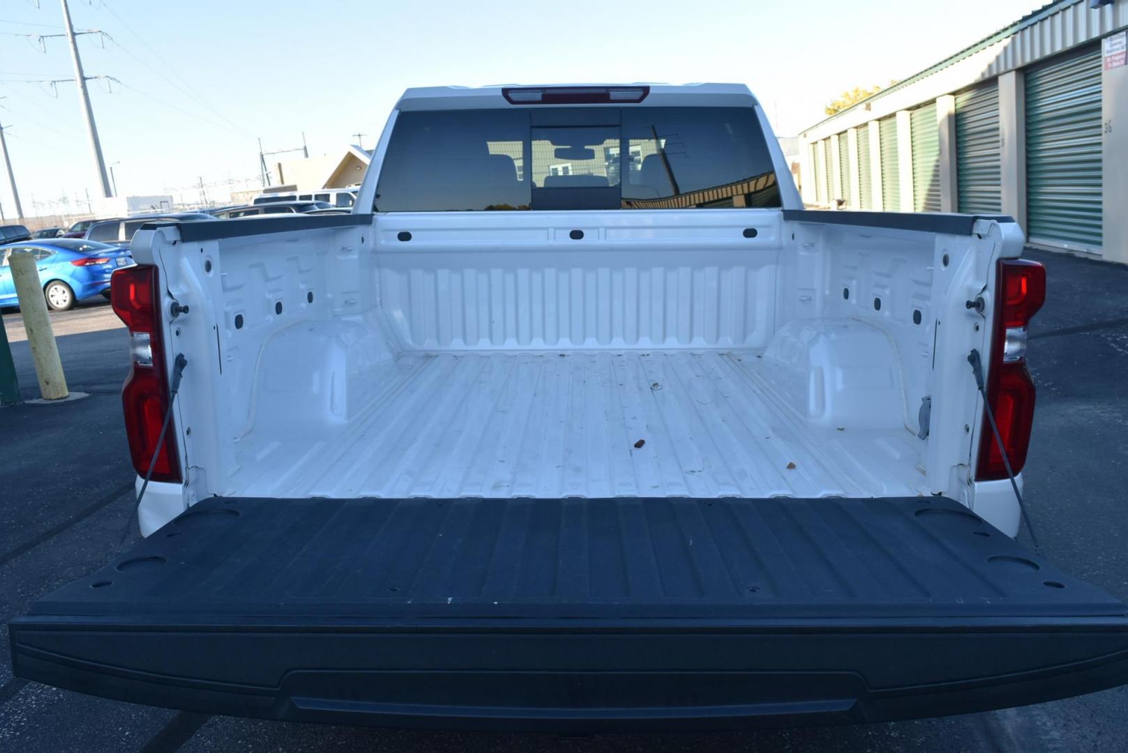 2022 White /gray Chevrolet Silverado 1500 LTZ (3GCUYGED2NG) with an 5.3L ECOTEC3 V8 engine, 10-Speed Automatic transmission, located at 1600 E Hwy 44, Rapid City, SD, 57703, (605) 716-7878, 44.070232, -103.171410 - Photo#28