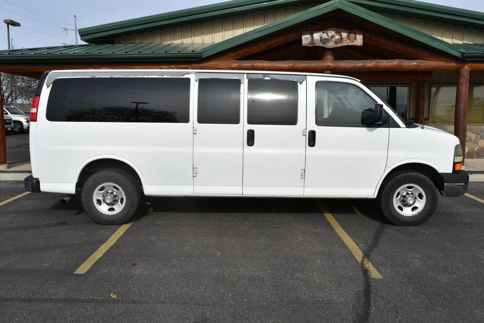 2010 White /Gray Chevrolet Express LT 3500 Extended (1GA2G1DG7A1) with an 6.0LVORTEC V8 OHV 16V engine, 6-Speed Automatic, Heavy-Duty, Electronically Controlled transmission, located at 1600 E Hwy 44, Rapid City, SD, 57703, (605) 716-7878, 44.070232, -103.171410 - Photo#5