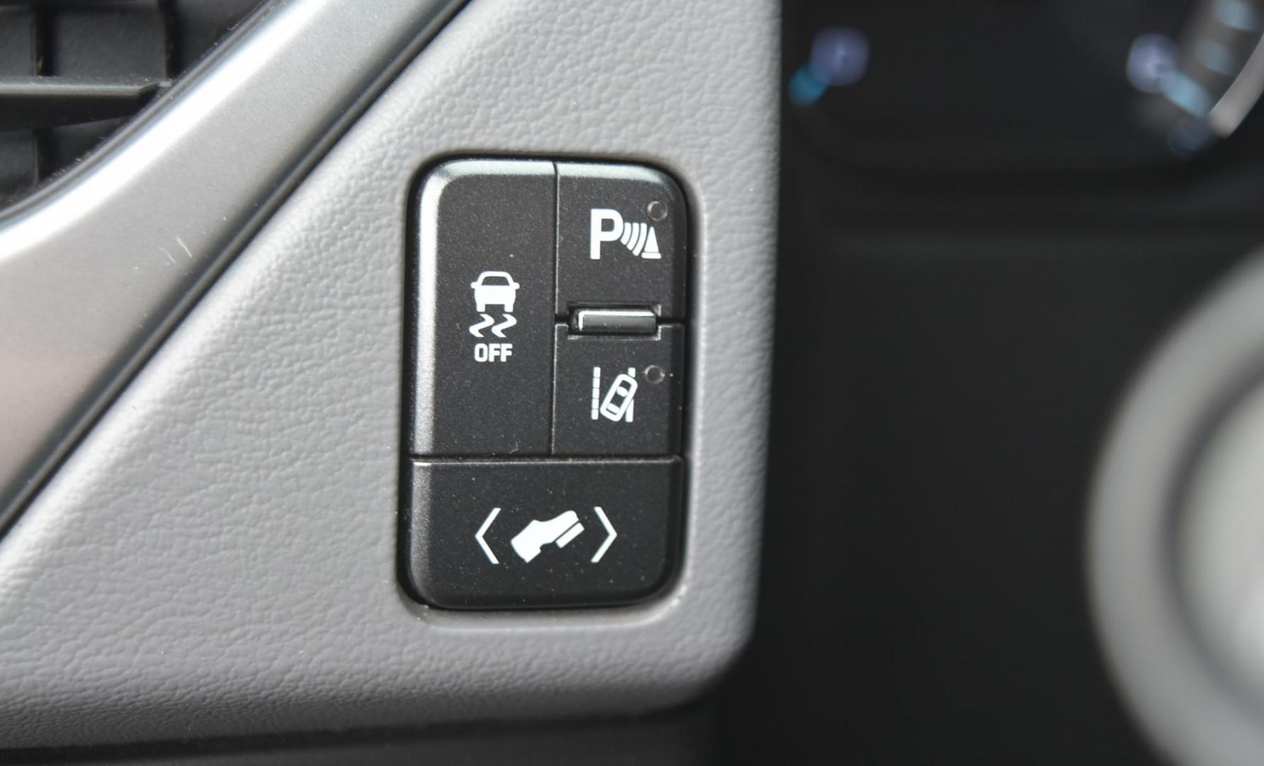 2015 Silver /Gray Chevrolet Suburban LT (1GNSKJKC2FR) with an 5.3L V8 ECOTEC3 WITH Active Fuel Management, Direct Injection and Variable Valve Timing engine, 6-Speed Automatic, Electronically Controlled transmission, located at 1600 E Hwy 44, Rapid City, SD, 57703, (605) 716-7878, 44.070232, -103.171410 - Photo#16