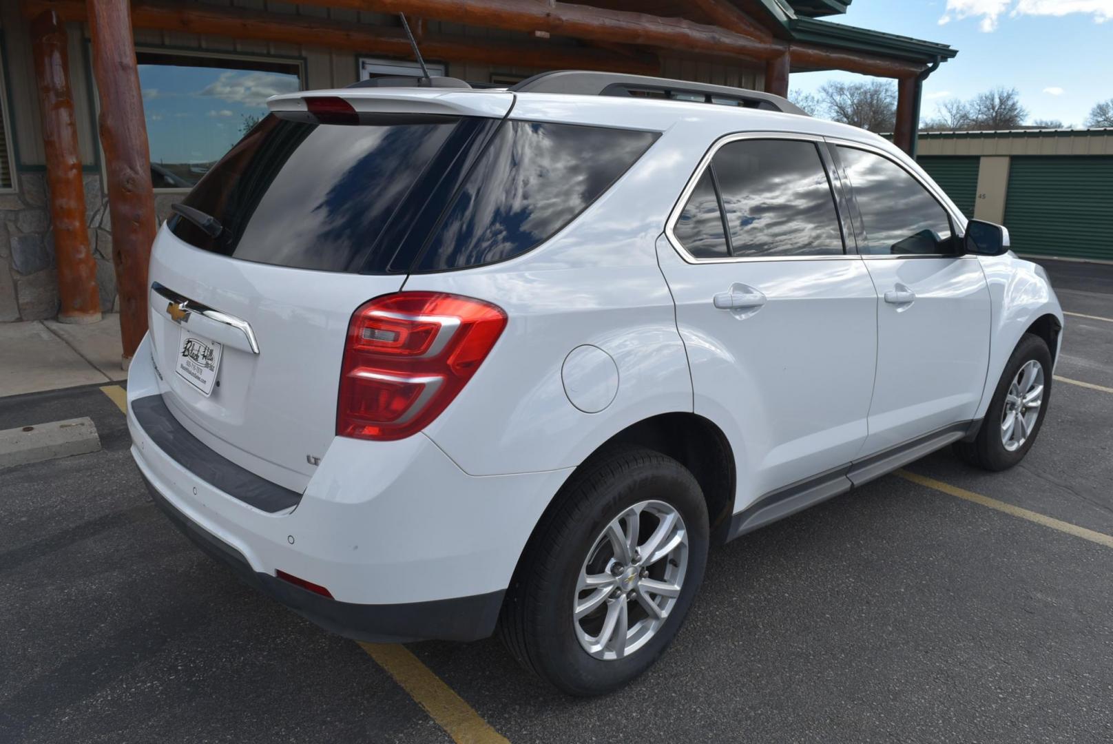 2017 White /Black Chevrolet Equinox LT (2GNFLFEKXH6) with an 2.4L 4-CYL DOHC 16V FFV engine, 6-Speed Automatic w/ Overdrive transmission, located at 1600 E Hwy 44, Rapid City, SD, 57703, (605) 716-7878, 44.070232, -103.171410 - Photo#6