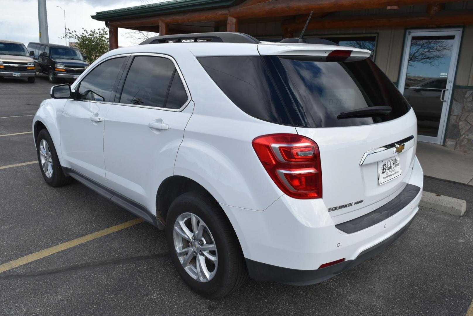 2017 White /Black Chevrolet Equinox LT (2GNFLFEKXH6) with an 2.4L 4-CYL DOHC 16V FFV engine, 6-Speed Automatic w/ Overdrive transmission, located at 1600 E Hwy 44, Rapid City, SD, 57703, (605) 716-7878, 44.070232, -103.171410 - Photo#8