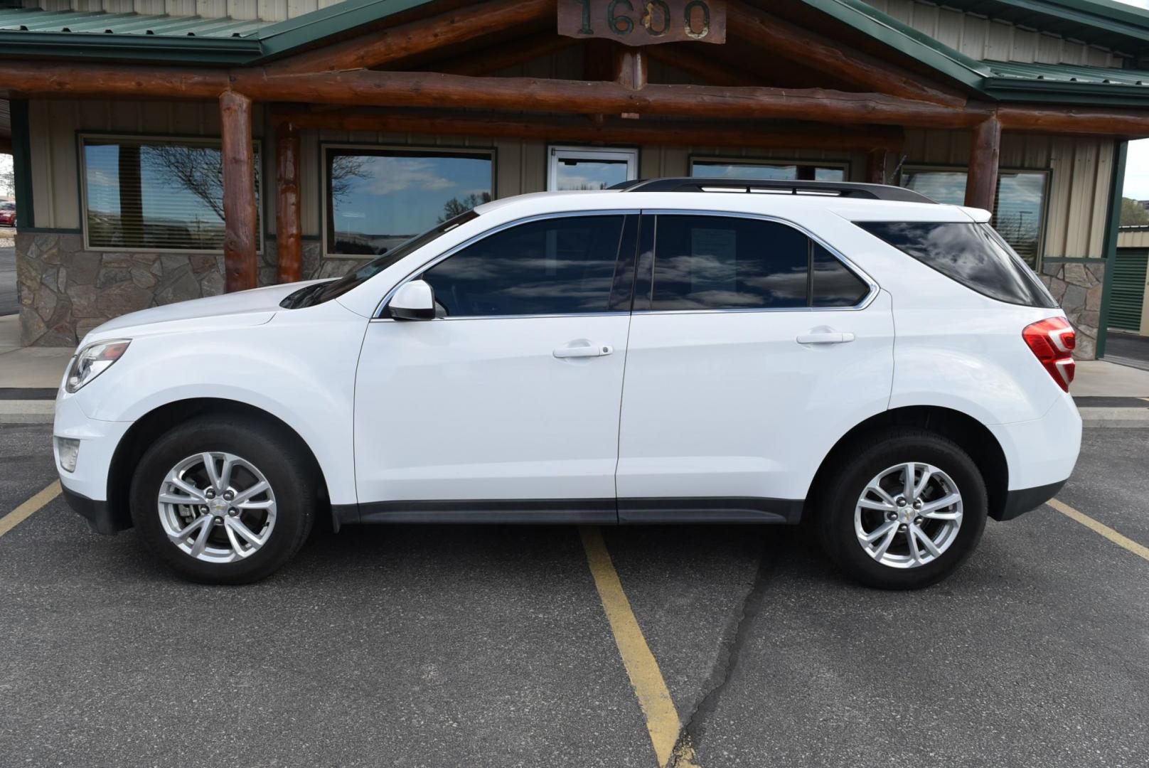 2017 White /Black Chevrolet Equinox LT (2GNFLFEKXH6) with an 2.4L 4-CYL DOHC 16V FFV engine, 6-Speed Automatic w/ Overdrive transmission, located at 1600 E Hwy 44, Rapid City, SD, 57703, (605) 716-7878, 44.070232, -103.171410 - Photo#5
