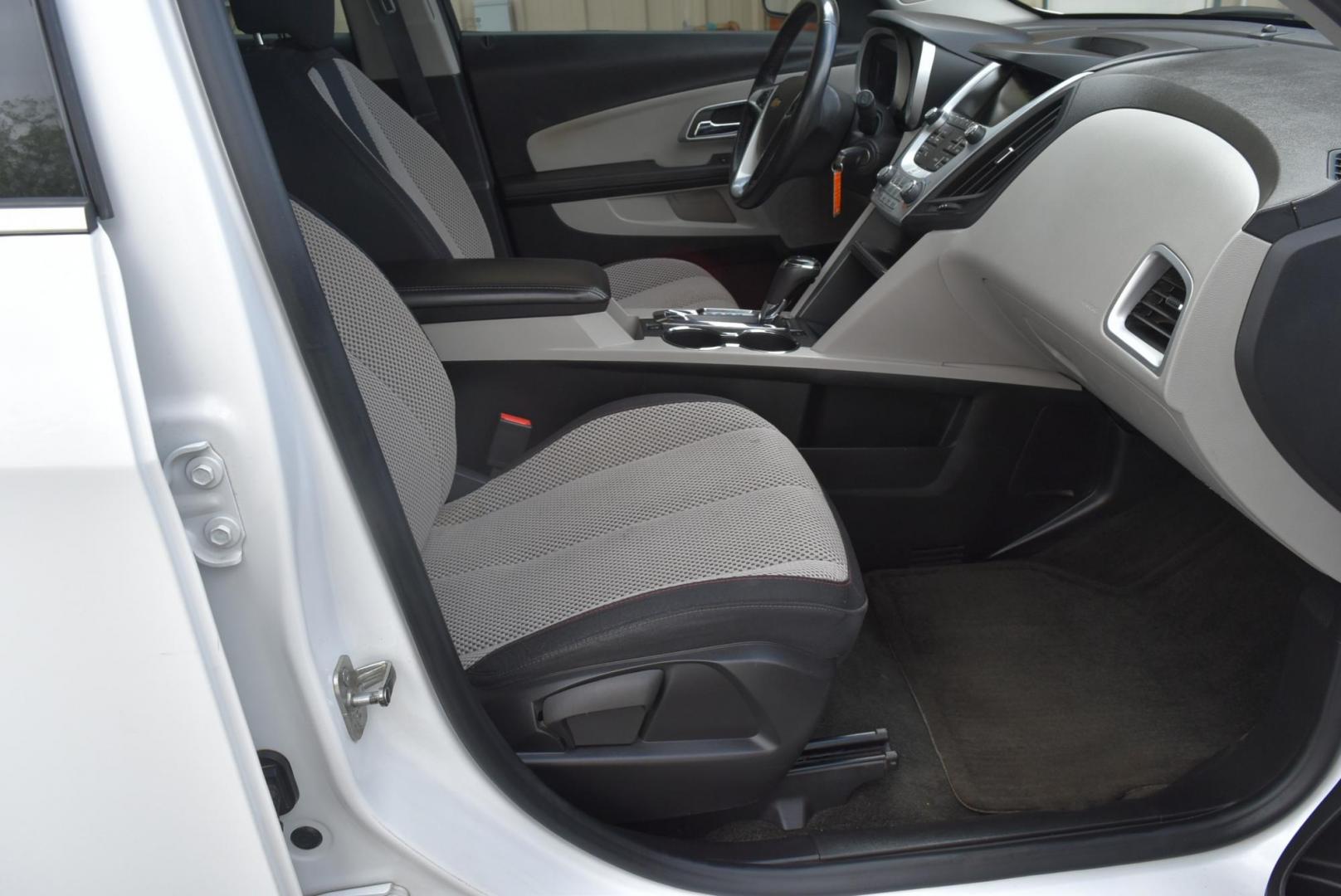 2017 White /Black Chevrolet Equinox LT (2GNFLFEKXH6) with an 2.4L 4-CYL DOHC 16V FFV engine, 6-Speed Automatic w/ Overdrive transmission, located at 1600 E Hwy 44, Rapid City, SD, 57703, (605) 716-7878, 44.070232, -103.171410 - Photo#10