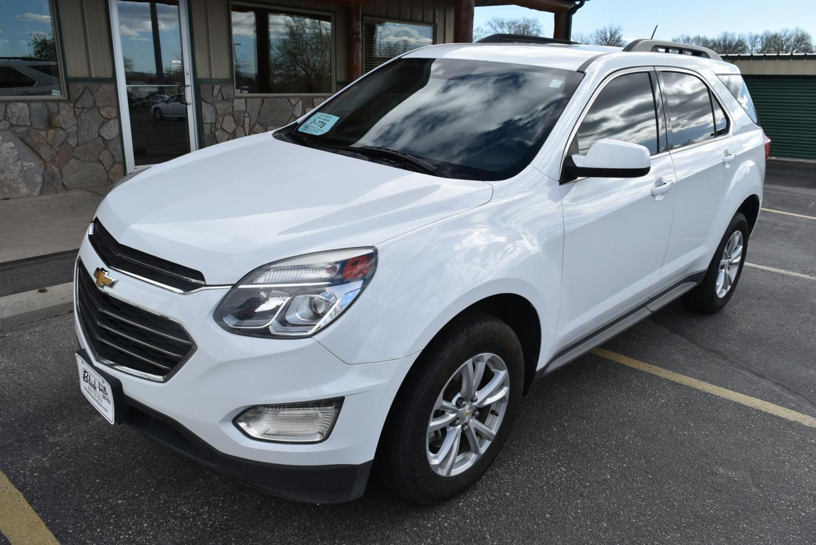 2017 White /Black Chevrolet Equinox LT (2GNFLFEKXH6) with an 2.4L 4-CYL DOHC 16V FFV engine, 6-Speed Automatic w/ Overdrive transmission, located at 1600 E Hwy 44, Rapid City, SD, 57703, (605) 716-7878, 44.070232, -103.171410 - Photo#3