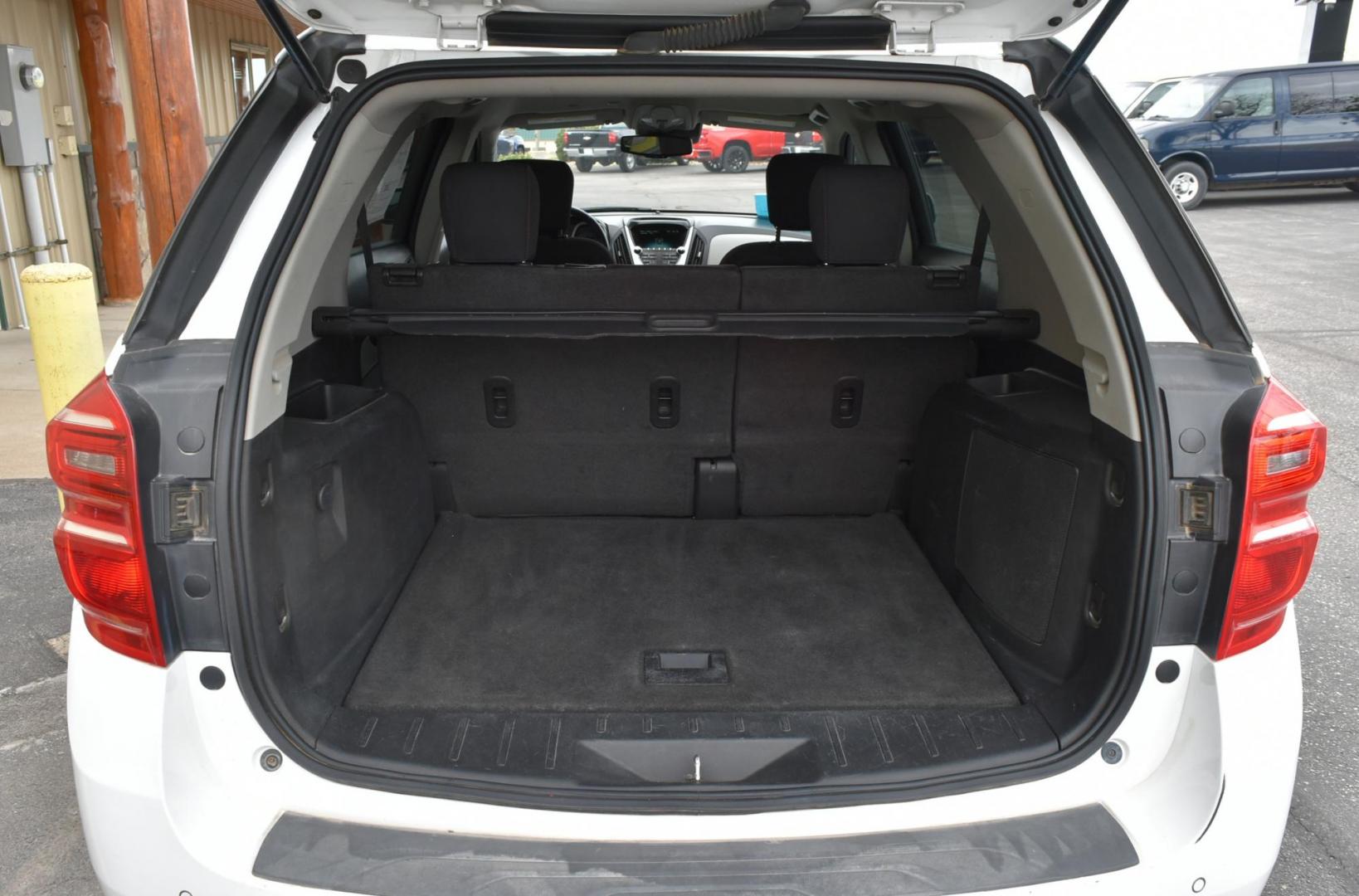 2017 White /Black Chevrolet Equinox LT (2GNFLFEKXH6) with an 2.4L 4-CYL DOHC 16V FFV engine, 6-Speed Automatic w/ Overdrive transmission, located at 1600 E Hwy 44, Rapid City, SD, 57703, (605) 716-7878, 44.070232, -103.171410 - Photo#26