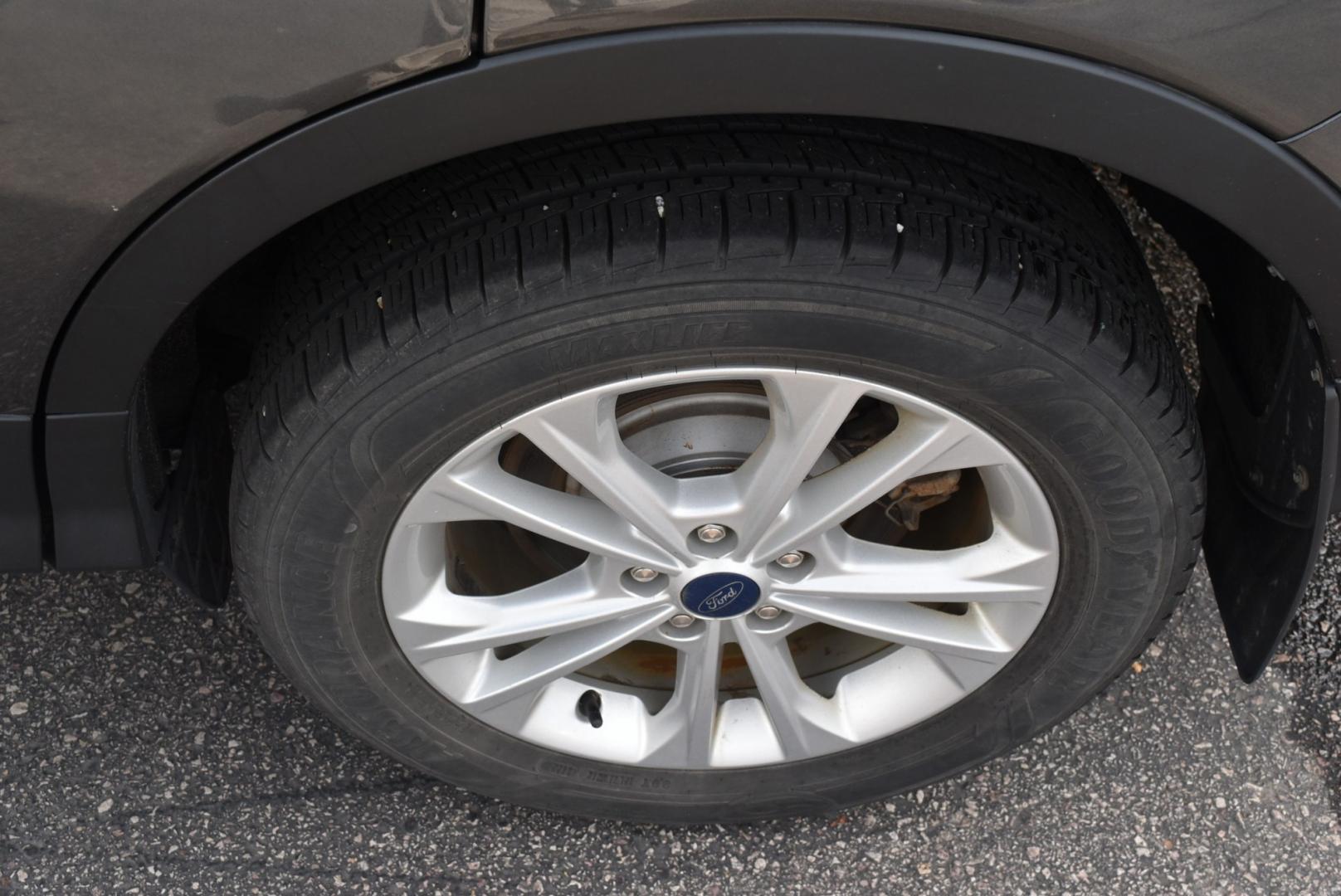 2018 Gray Ford Escape SE (1FMCU9GD6JU) with an 1.5L 4 Cyl Ecoboost engine, 6-Speed Automatic transmission, located at 1600 E Hwy 44, Rapid City, SD, 57703, (605) 716-7878, 44.070232, -103.171410- Photo#25