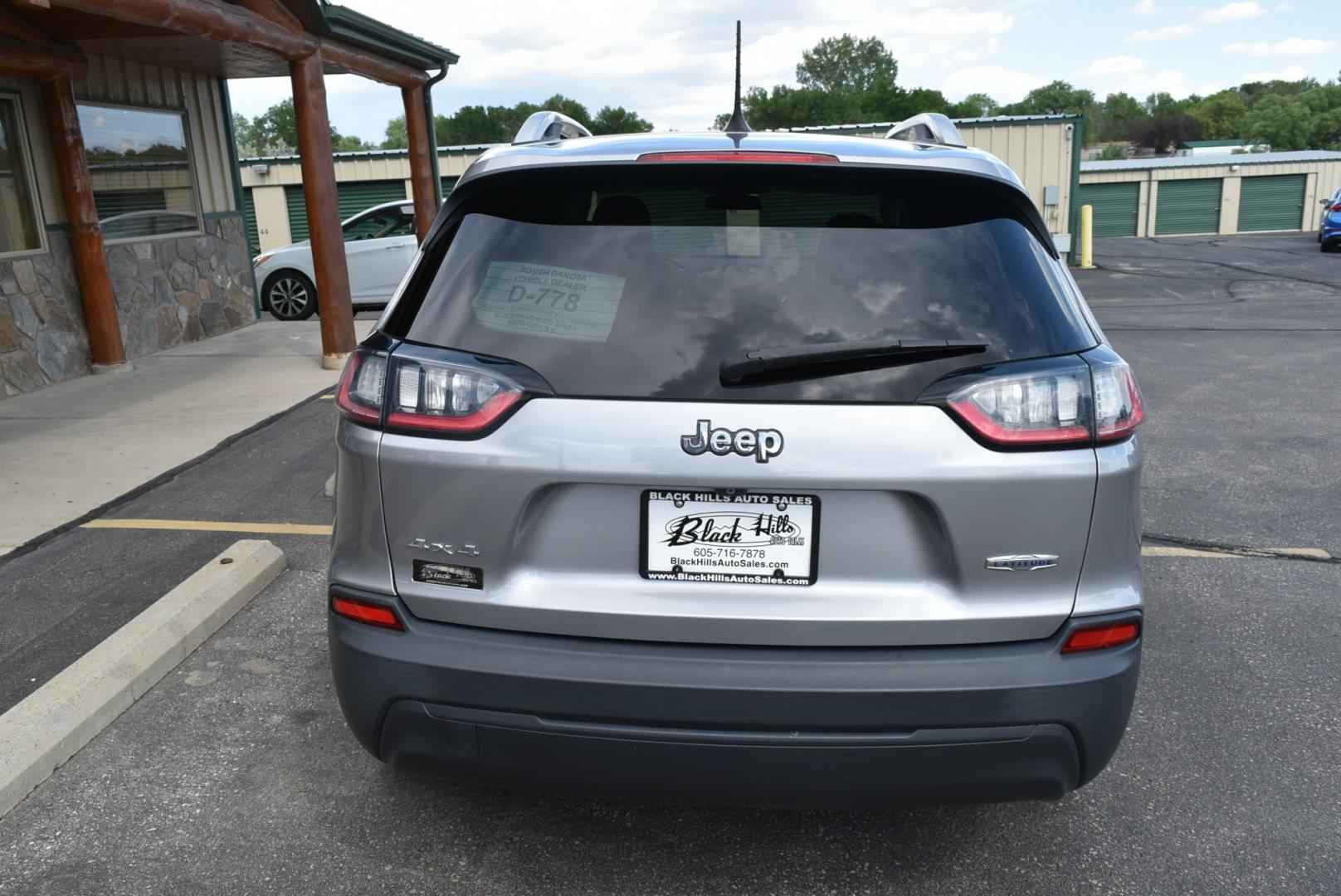 2019 Gray Jeep Cherokee Latitude (1C4PJMCB2KD) with an 2.4L L4 DOHC 16V engine, 9-Speed Automatic transmission, located at 1600 E Hwy 44, Rapid City, SD, 57703, (605) 716-7878, 44.070232, -103.171410- Photo#7
