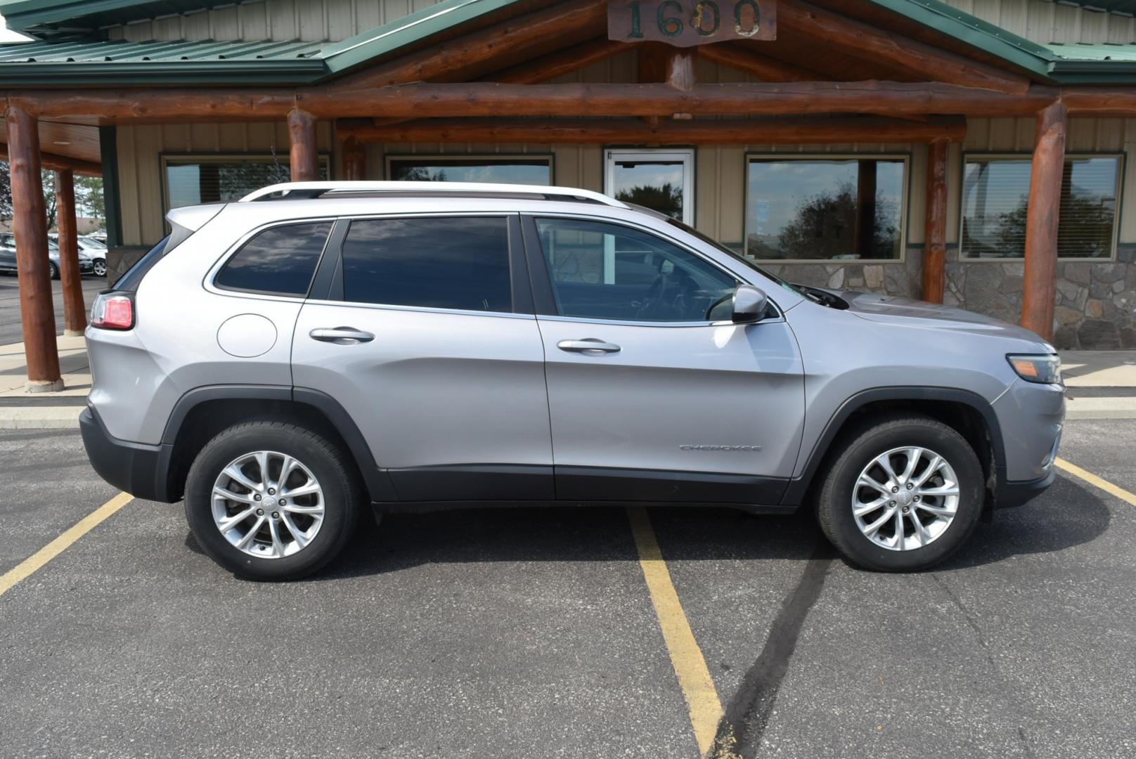 2019 Gray Jeep Cherokee Latitude (1C4PJMCB2KD) with an 2.4L L4 DOHC 16V engine, 9-Speed Automatic transmission, located at 1600 E Hwy 44, Rapid City, SD, 57703, (605) 716-7878, 44.070232, -103.171410- Photo#5