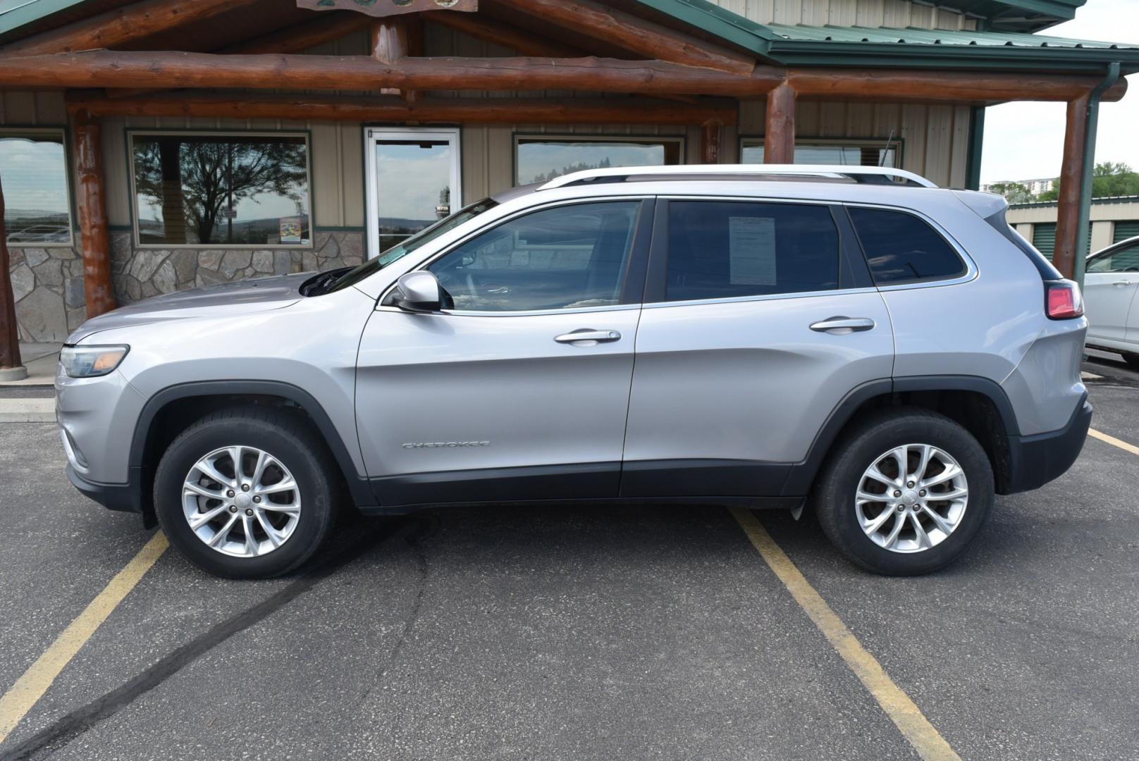 2019 Gray Jeep Cherokee Latitude (1C4PJMCB2KD) with an 2.4L L4 DOHC 16V engine, 9-Speed Automatic transmission, located at 1600 E Hwy 44, Rapid City, SD, 57703, (605) 716-7878, 44.070232, -103.171410- Photo#4