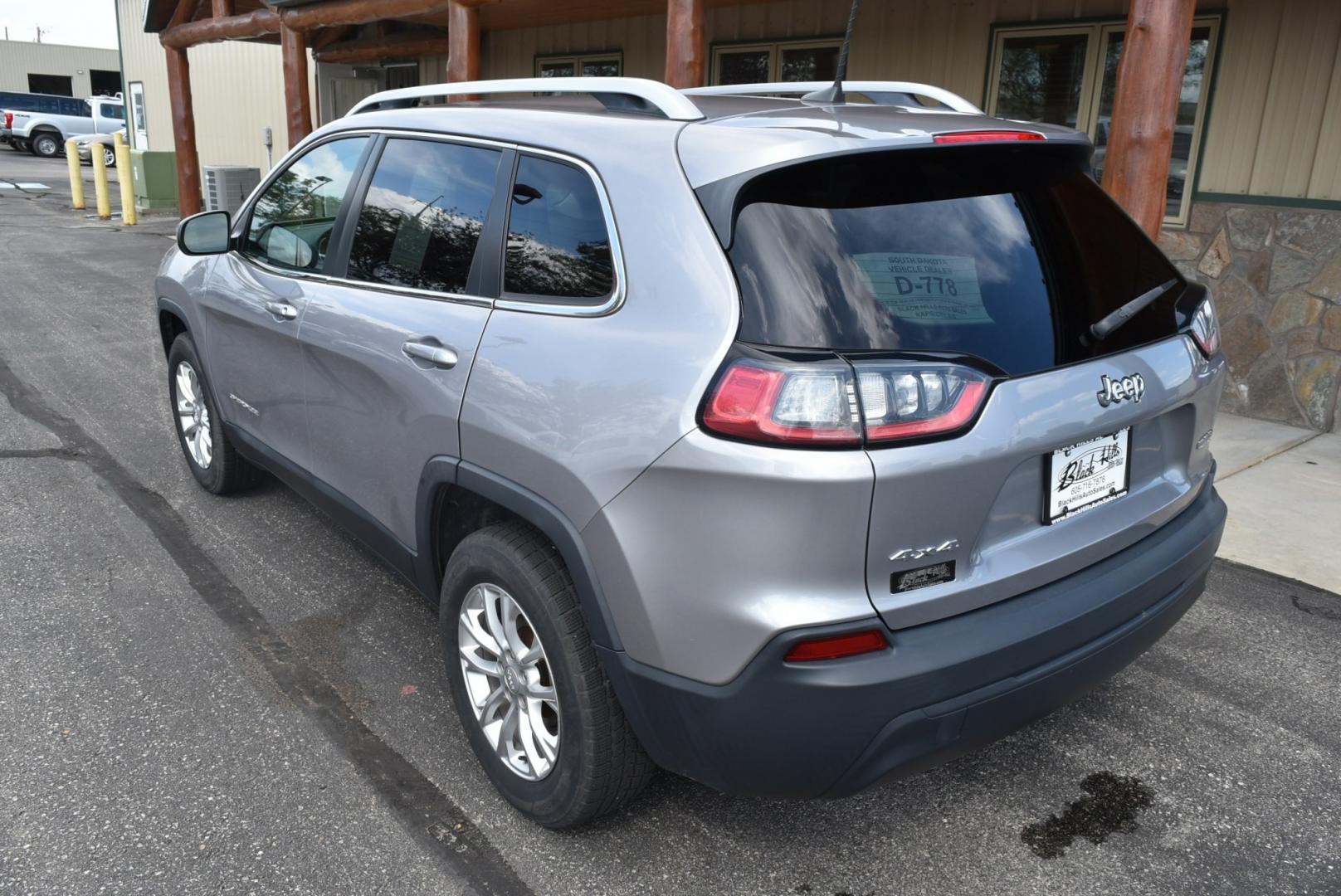 2019 Gray Jeep Cherokee Latitude (1C4PJMCB2KD) with an 2.4L L4 DOHC 16V engine, 9-Speed Automatic transmission, located at 1600 E Hwy 44, Rapid City, SD, 57703, (605) 716-7878, 44.070232, -103.171410- Photo#8