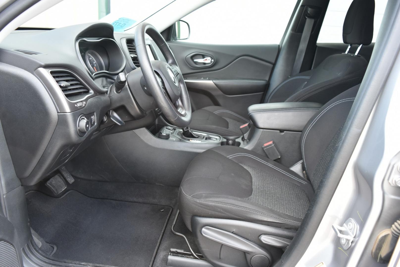 2019 Gray Jeep Cherokee Latitude (1C4PJMCB2KD) with an 2.4L L4 DOHC 16V engine, 9-Speed Automatic transmission, located at 1600 E Hwy 44, Rapid City, SD, 57703, (605) 716-7878, 44.070232, -103.171410- Photo#9