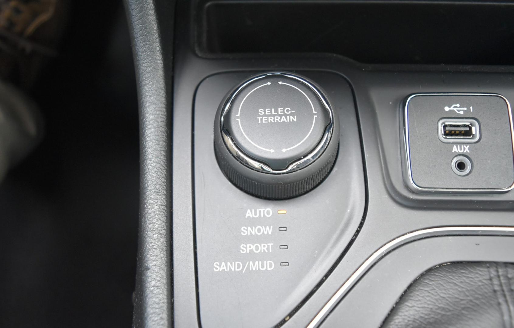 2019 Gray Jeep Cherokee Latitude (1C4PJMCB2KD) with an 2.4L L4 DOHC 16V engine, 9-Speed Automatic transmission, located at 1600 E Hwy 44, Rapid City, SD, 57703, (605) 716-7878, 44.070232, -103.171410- Photo#23