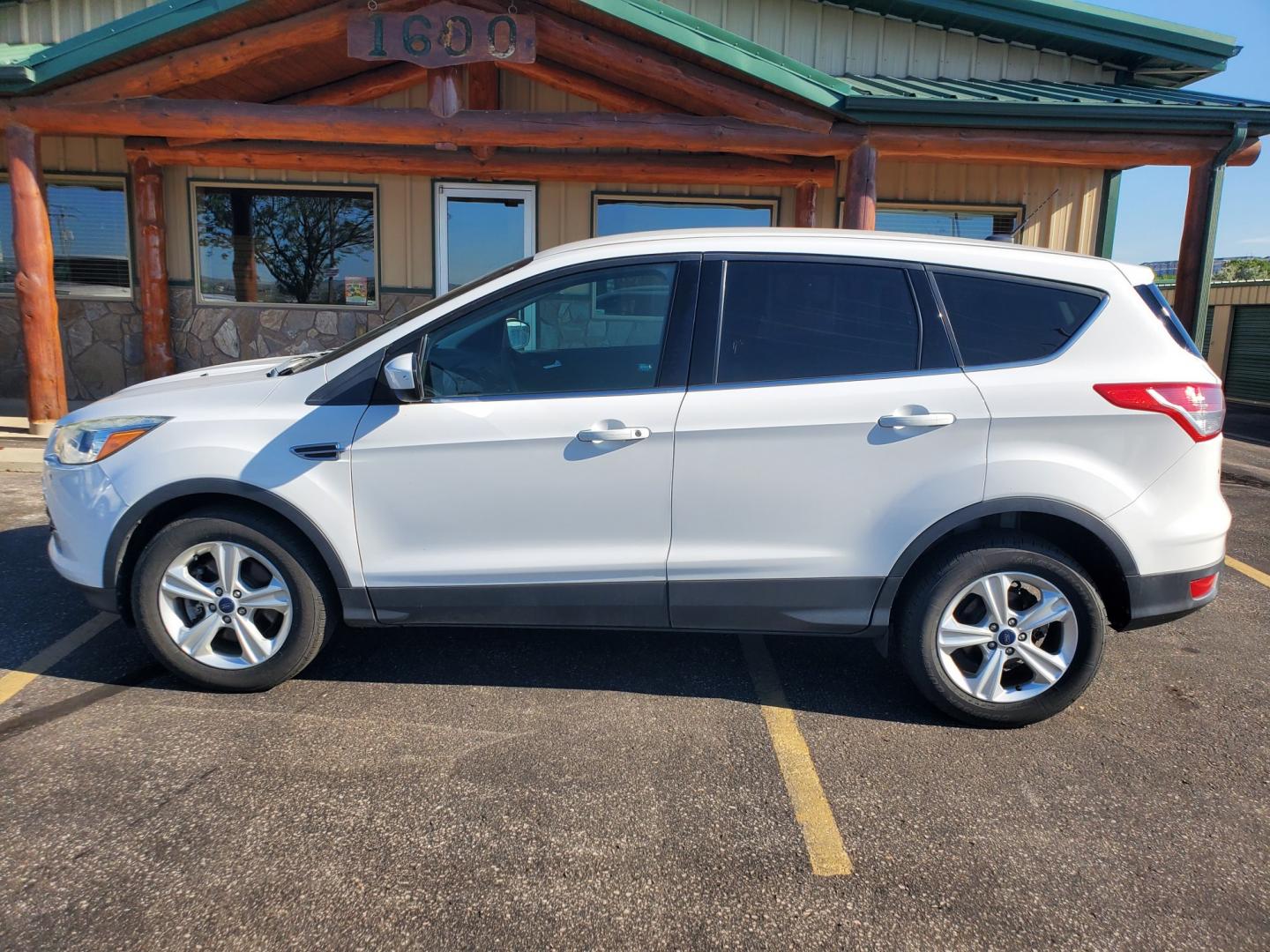 2016 White Ford Escape SE (1FMCU9GX6GU) with an 1.6L 4 Cyl Ecoboost` engine, 6-Speed Automatic W/ Selectshift transmission, located at 1600 E Hwy 44, Rapid City, SD, 57703, (605) 716-7878, 44.070232, -103.171410- Photo#4
