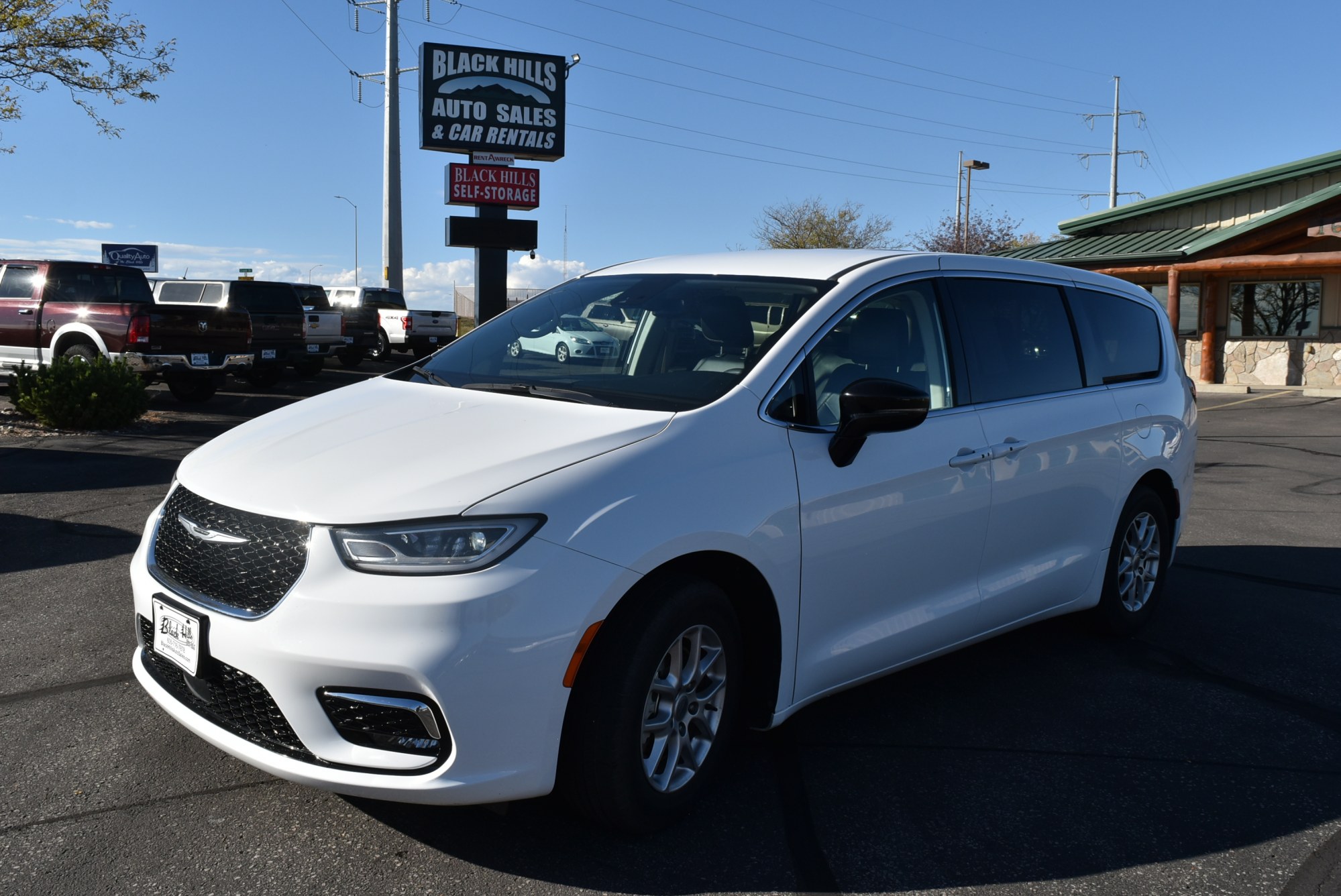 photo of 2024 Chrysler Pacifica Touring L